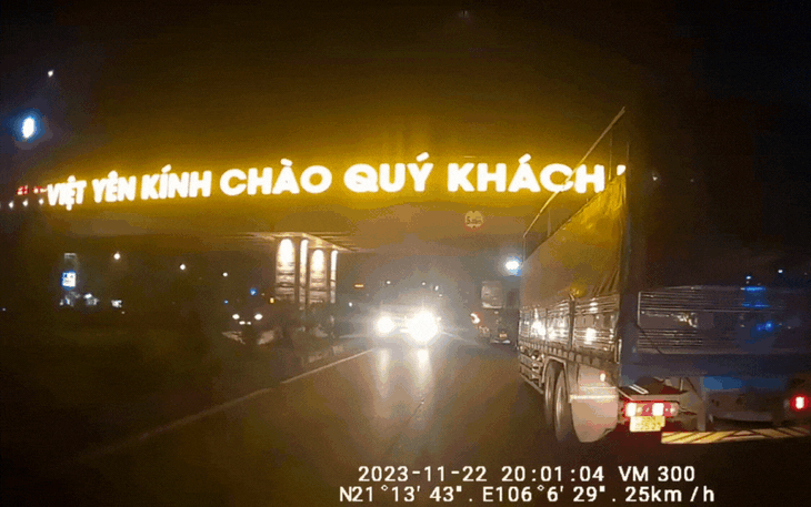 Video xe trộn bê tông ngang nhiên đi ngược chiều trên cao tốc
