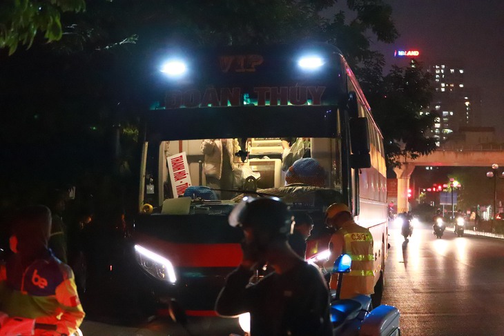 Nhà xe phản hồi thông tin 'Xe khách lách luật, ngang nhiên vi phạm trên tuyến đường không tên'- Ảnh 2. Nhà xe phản hồi thông tin 'Xe khách lách luật, ngang nhiên vi phạm trên tuyến đường không tên'- Ảnh 2.