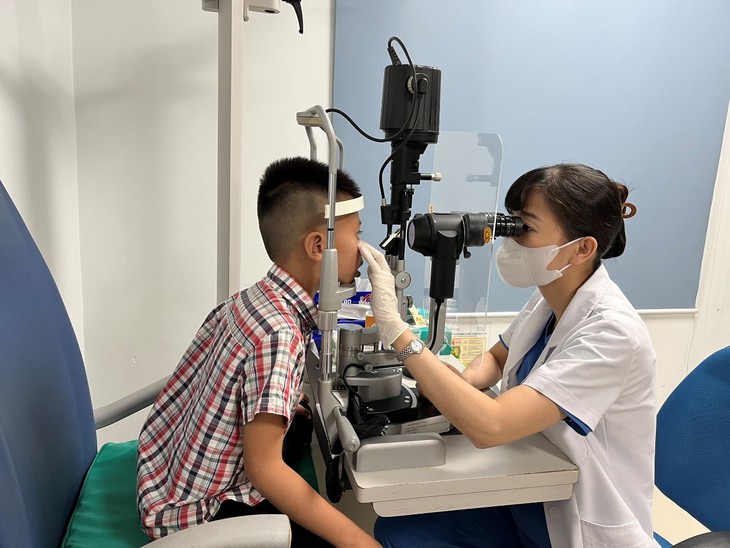 Khám mắt cho trẻ em: Những điều cha mẹ nên biết- Ảnh 1.