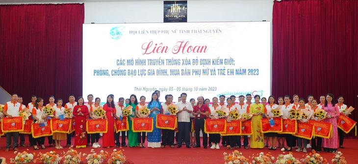 Liên hoan giao lưu các mô hình truyền thông xóa bỏ định kiến giới, phòng chống bạo lực gia đình- Ảnh 2. Liên hoan giao lưu các mô hình truyền thông xóa bỏ định kiến giới, phòng chống bạo lực gia đình- Ảnh 2.
