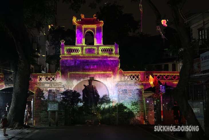 Mãn nhãn màn trình diễn nghệ thuật 3D mapping tại Ô Quan Chưởng- Ảnh 1. Mãn nhãn màn trình diễn nghệ thuật 3D mapping tại Ô Quan Chưởng- Ảnh 1.