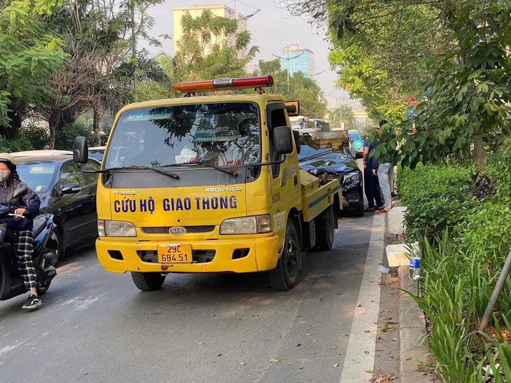Va chạm với ô tô trên đường Láng, một người đi bộ tử vong tại chỗ- Ảnh 1.