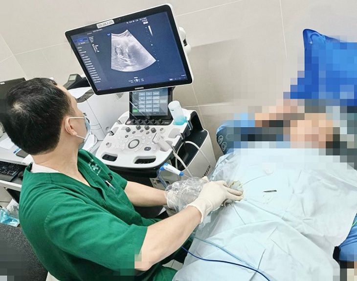 Ung thư gan tái phát, người phụ nữ được điều trị bằng kỹ thuật đốt sóng cao tần
- Ảnh 1. Ung thư gan tái phát, người phụ nữ được điều trị bằng kỹ thuật đốt sóng cao tần
- Ảnh 1.