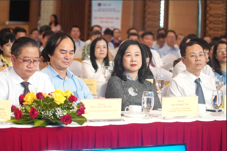 Bộ Y tế cùng 700 đại biểu của các bệnh viện phía Nam trao đổi tháo gỡ 'điểm nghẽn' đấu thầu thuốc- Ảnh 1. Bộ Y tế cùng 700 đại biểu của các bệnh viện phía Nam trao đổi tháo gỡ 'điểm nghẽn' đấu thầu thuốc- Ảnh 1.