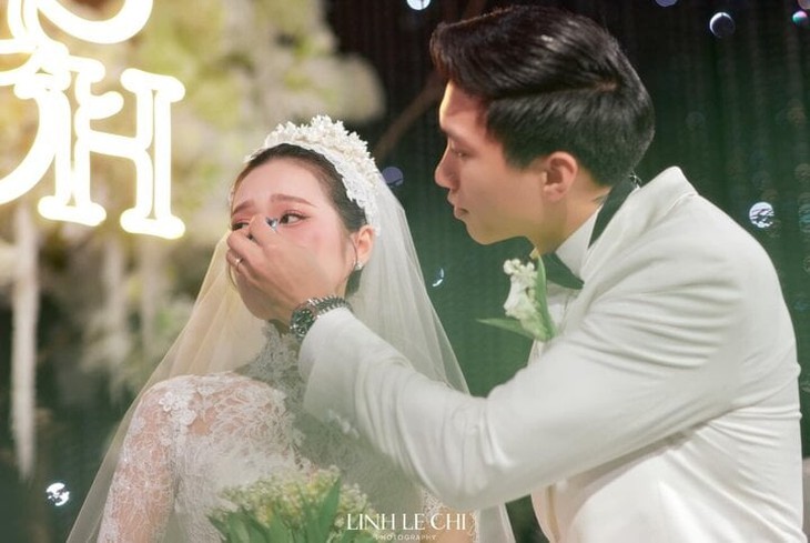 Văn Hậu lau nước mắt cho Hải My trong tiệc cưới ở khách sạn 5 sao- Ảnh 6.