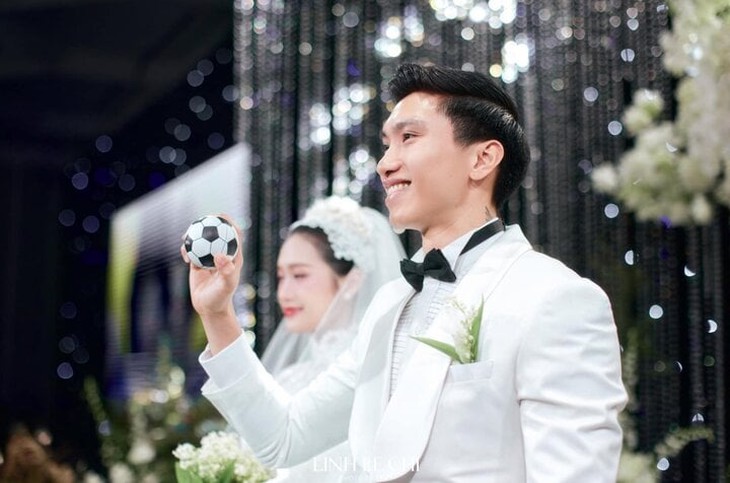 Văn Hậu lau nước mắt cho Hải My trong tiệc cưới ở khách sạn 5 sao- Ảnh 7.