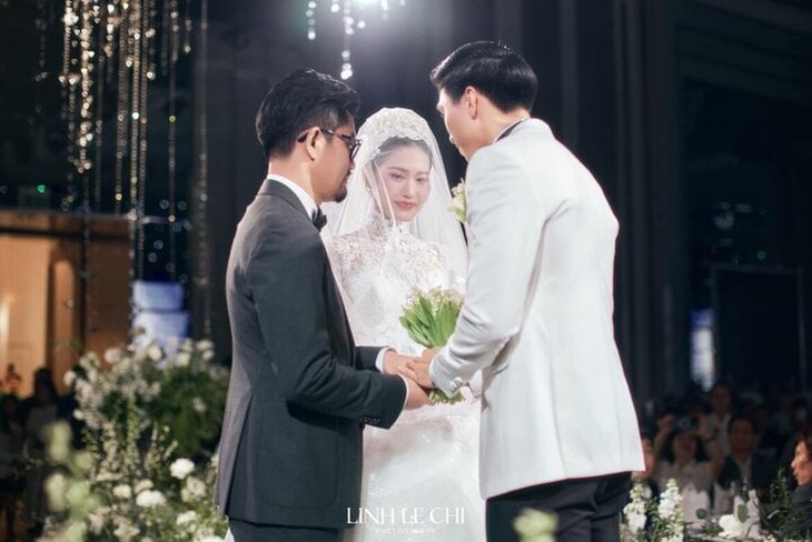 Văn Hậu lau nước mắt cho Hải My trong tiệc cưới ở khách sạn 5 sao- Ảnh 1.