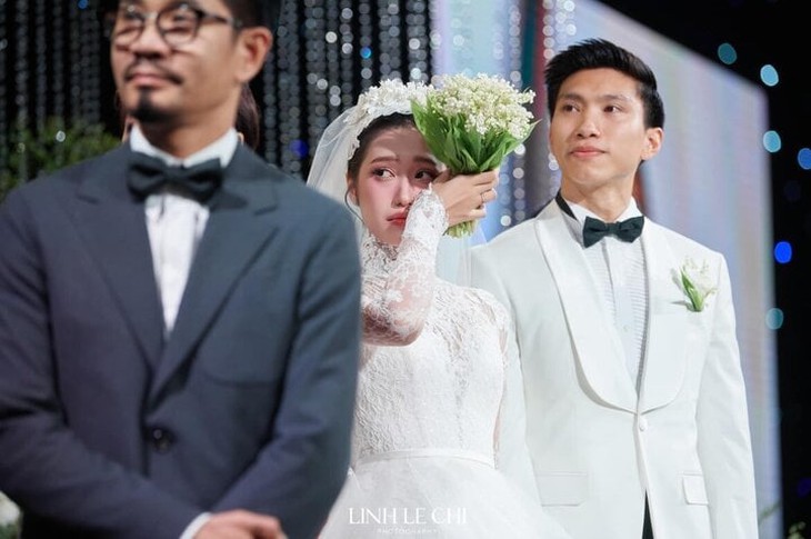 Văn Hậu lau nước mắt cho Hải My trong tiệc cưới ở khách sạn 5 sao- Ảnh 5.