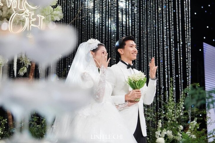 Văn Hậu lau nước mắt cho Hải My trong tiệc cưới ở khách sạn 5 sao- Ảnh 9.