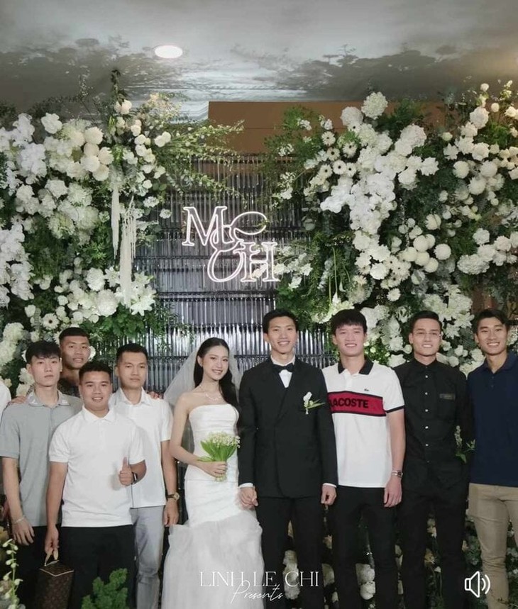Văn Hậu lau nước mắt cho Hải My trong tiệc cưới ở khách sạn 5 sao- Ảnh 2.