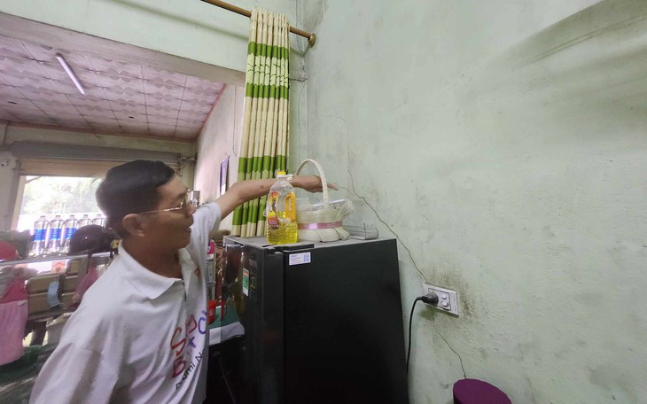 Nổ mìn phá đá, đất đá tràn xuống quốc lộ, làm nứt nhà dân
