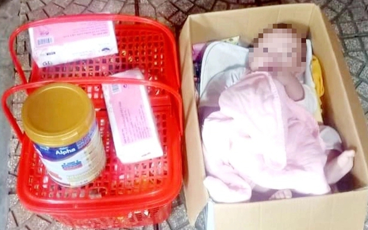 Bé gái 6 tháng tuổi bị bỏ rơi trong thùng giấy trước nhà dân