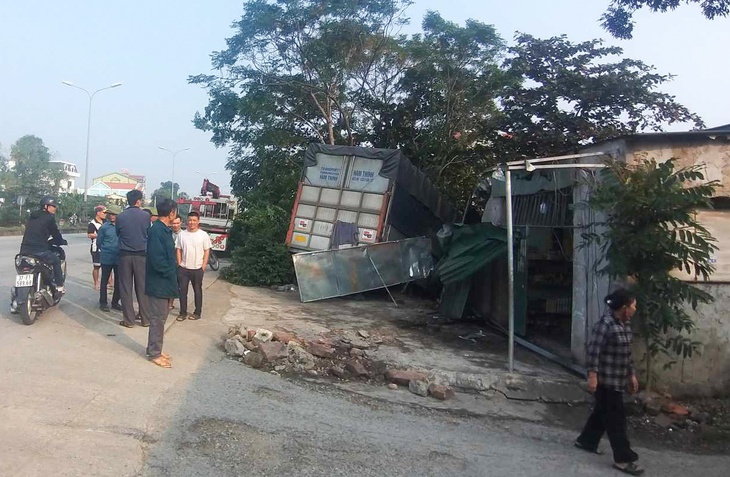 Xe tải tông sập nhà dân ven đường, cụ bà 80 tuổi tử vong
- Ảnh 1. Xe tải tông sập nhà dân ven đường, cụ bà 80 tuổi tử vong
- Ảnh 1.