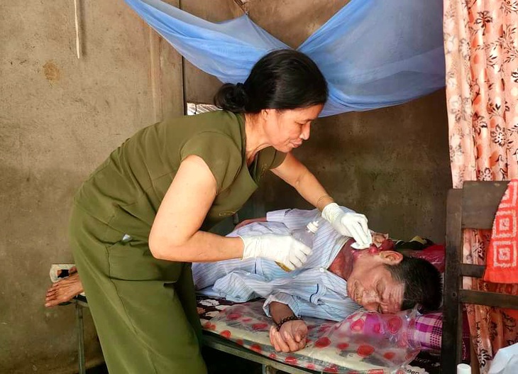 Xót xa hoàn cảnh chồng bệnh nặng, vợ chạy khắp nơi vay tiền chữa trị- Ảnh 1. Xót xa hoàn cảnh chồng bệnh nặng, vợ chạy khắp nơi vay tiền chữa trị- Ảnh 1.