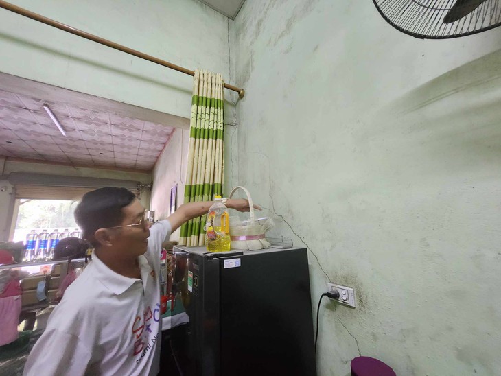 Nổ mìn phá đá, đất đá tràn xuống quốc lộ, làm nứt nhà dân- Ảnh 2.
