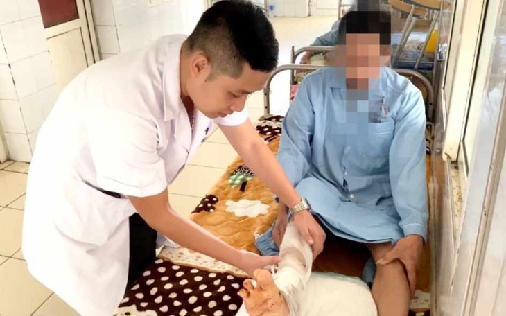 Bị rắn cắn 20 năm tự ý điều trị dẫn đến hoại tử hết phần cổ chân