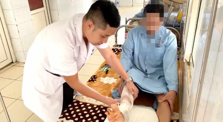 Bị rắn cắn 20 năm tự ý điều trị dẫn đến hoại tử hết phần cổ chân- Ảnh 2.