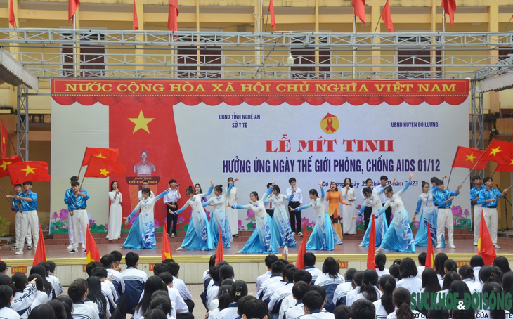 Míttinh hưởng ứng Ngày Thế giới Phòng Chống AIDS tại Nghệ An- Ảnh 4.