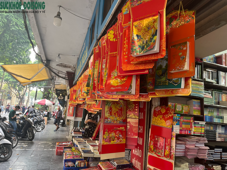 Sôi động thị trường lịch Tết năm 2024- Ảnh 1. Sôi động thị trường lịch Tết năm 2024- Ảnh 1.