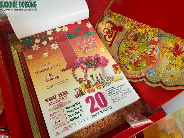 Sôi động thị trường lịch Tết năm 2024- Ảnh 2. Sôi động thị trường lịch Tết năm 2024- Ảnh 2.