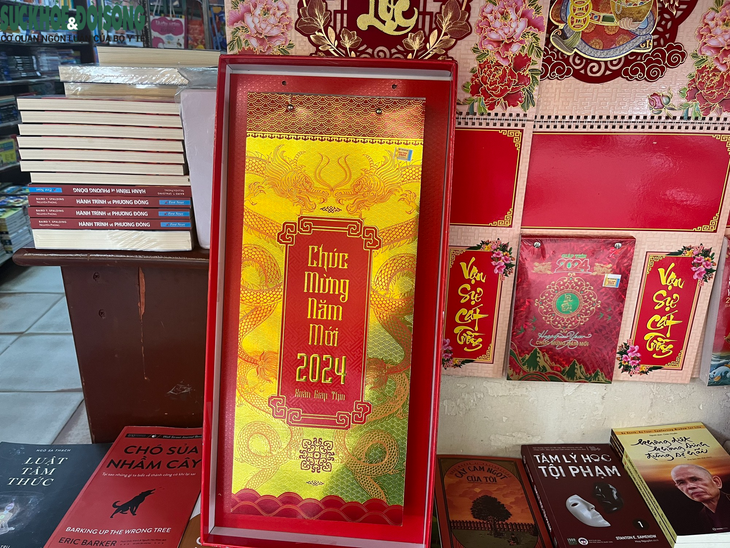 Sôi động thị trường lịch Tết năm 2024- Ảnh 3. Sôi động thị trường lịch Tết năm 2024- Ảnh 3.