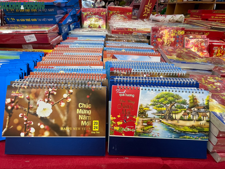 Sôi động thị trường lịch Tết năm 2024- Ảnh 4. Sôi động thị trường lịch Tết năm 2024- Ảnh 4.