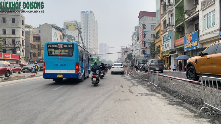 Phạt tiền đơn vị thi công khiến người dân phải 'bắc cầu sang đường'- Ảnh 2.