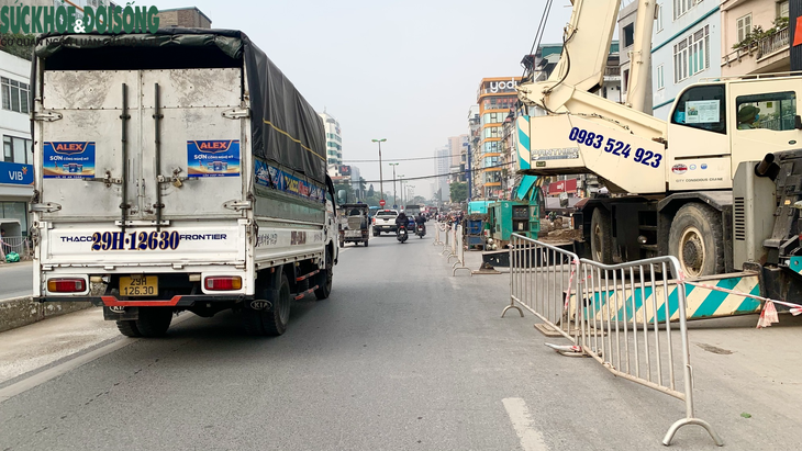 Phạt tiền đơn vị thi công khiến người dân phải 'bắc cầu sang đường'- Ảnh 3.