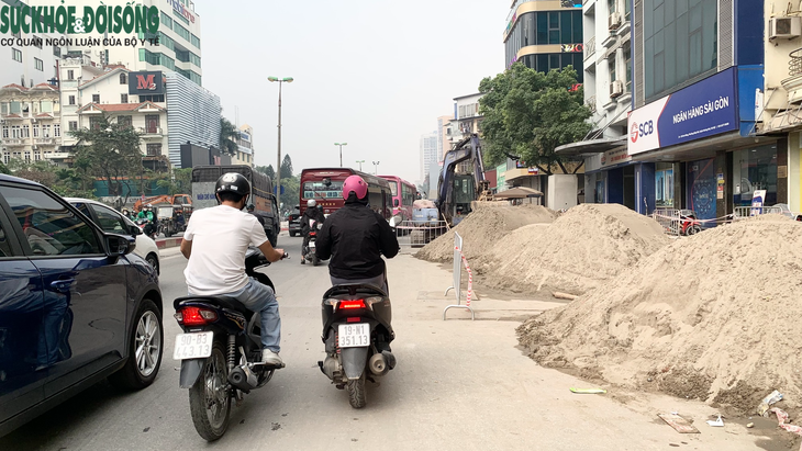 Phạt tiền đơn vị thi công khiến người dân phải 'bắc cầu sang đường'- Ảnh 4.
