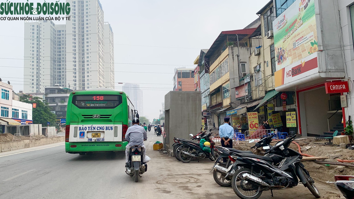 Phạt tiền đơn vị thi công khiến người dân phải 'bắc cầu sang đường'- Ảnh 5.