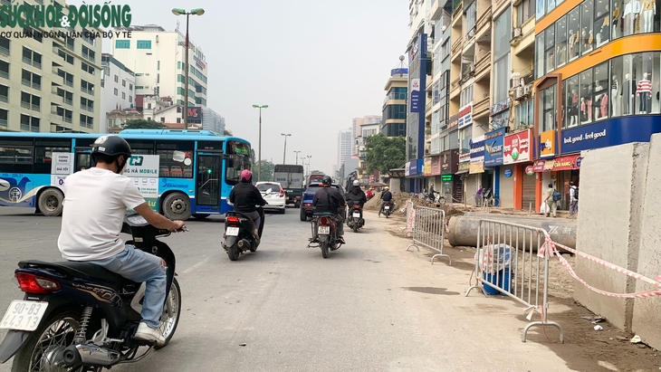 Phạt tiền đơn vị thi công khiến người dân phải 'bắc cầu sang đường'- Ảnh 6.