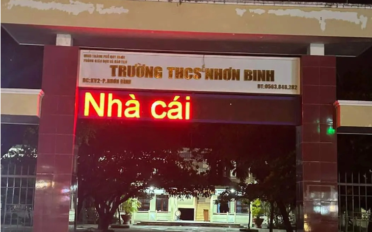 Công an điều tra vụ bảng hiệu chạy dòng chữ lạ trên cổng một trường ở Bình Định