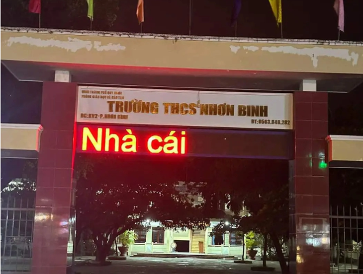 Công an điều tra vụ bảng hiệu chạy dòng chữ lạ trên cổng một trường ở Bình Định- Ảnh 1. Công an điều tra vụ bảng hiệu chạy dòng chữ lạ trên cổng một trường ở Bình Định- Ảnh 1.