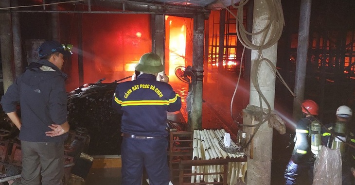 Xuyên đêm chữa cháy công ty cao su- Ảnh 3. Xuyên đêm chữa cháy công ty cao su- Ảnh 3.