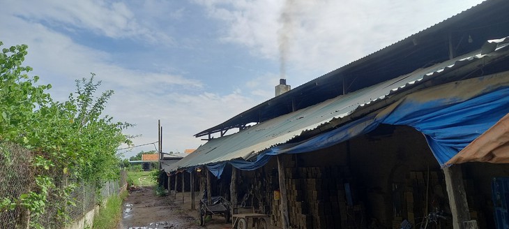 UBND thị xã Ninh Hoà đưa giải pháp khắc phục lò gạch nhả khói ngày đêm sau phản ánh của Báo SK&ĐS- Ảnh 1.