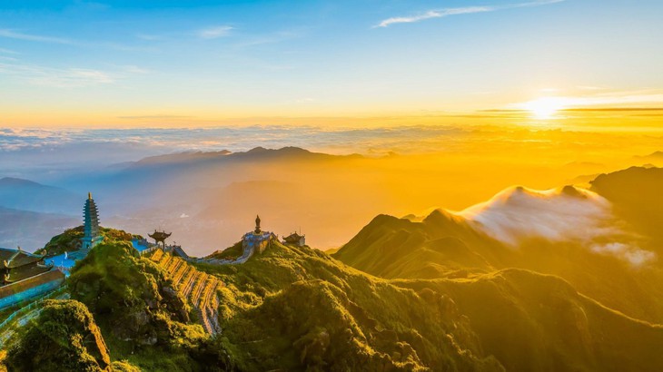 Linh thiêng lễ vía Quán Thế Âm Bồ Tát xuất gia tại Fansipan - Ảnh 1.