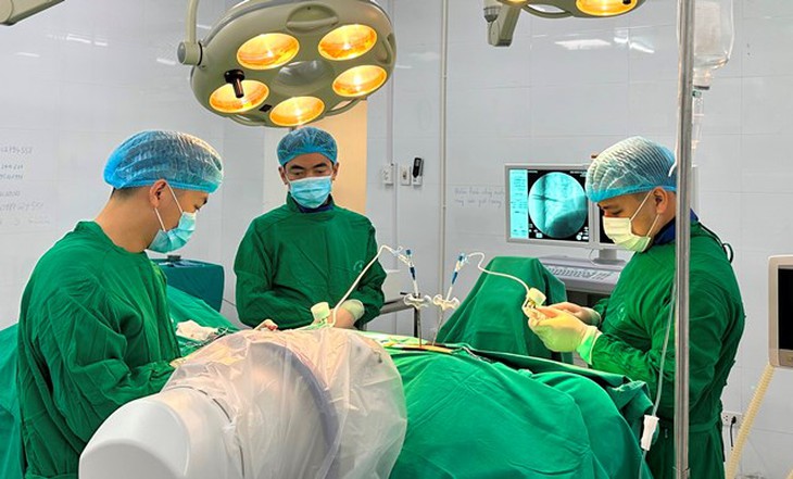 Phát triển kỹ thuật cao nhờ bệnh viện tuyến trên - Ảnh 1.