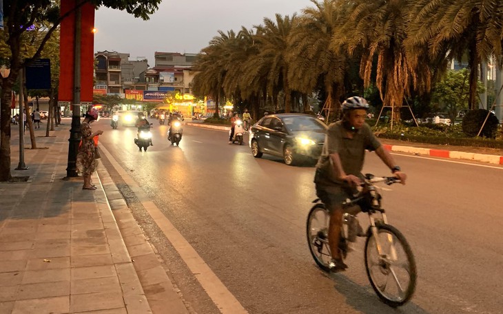 Người cao tuổi nên đi bộ hay đạp xe