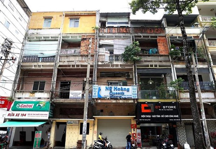 Khó di dời dân, tiến độ cải tạo chung cư cũ đang rất chậm - Ảnh 1.