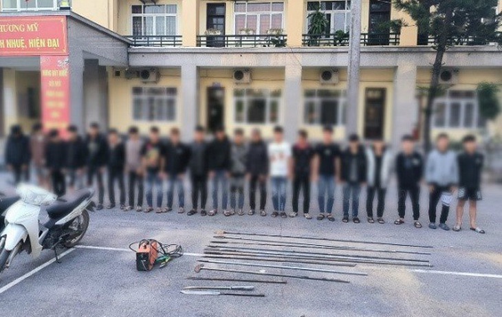 Khởi tố 16 thanh thiếu niên mang hung khí dằn mặt đối thủ- Ảnh 1.