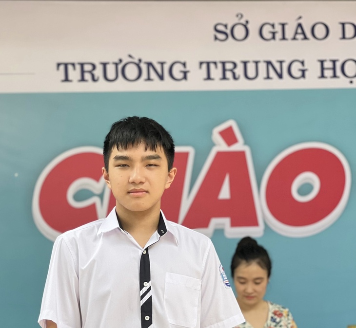 Học sinh vui mừng, cha mẹ lo lắng khi ngoại ngữ không còn là môn thi bắt buộc- Ảnh 1.