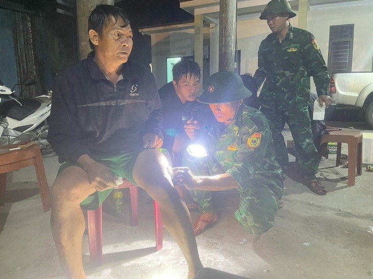 Tàu cá đâm vào rạn đá rồi chìm trong đêm, cứu sống 3 ngư dân- Ảnh 1.