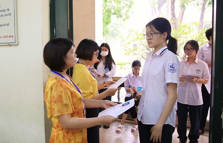 Học sinh vui mừng, cha mẹ lo lắng khi ngoại ngữ không còn là môn thi bắt buộc- Ảnh 2.