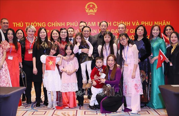 Thủ tướng Phạm Minh Chính gặp gỡ cộng đồng người Việt Nam tại Thổ Nhĩ Kỳ- Ảnh 4. Thủ tướng Phạm Minh Chính gặp gỡ cộng đồng người Việt Nam tại Thổ Nhĩ Kỳ- Ảnh 4.