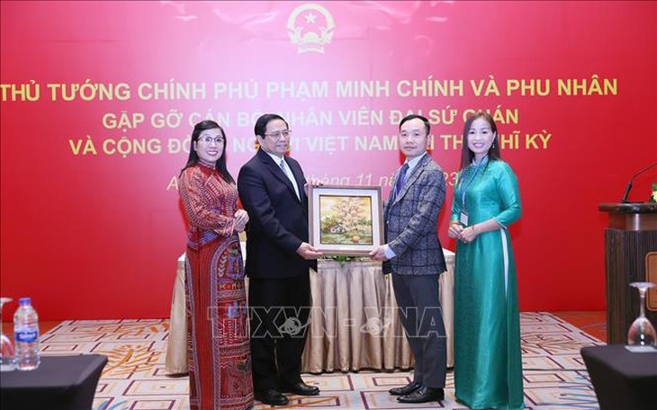 Thủ tướng Phạm Minh Chính gặp gỡ cộng đồng người Việt Nam tại Thổ Nhĩ Kỳ- Ảnh 3. Thủ tướng Phạm Minh Chính gặp gỡ cộng đồng người Việt Nam tại Thổ Nhĩ Kỳ- Ảnh 3.