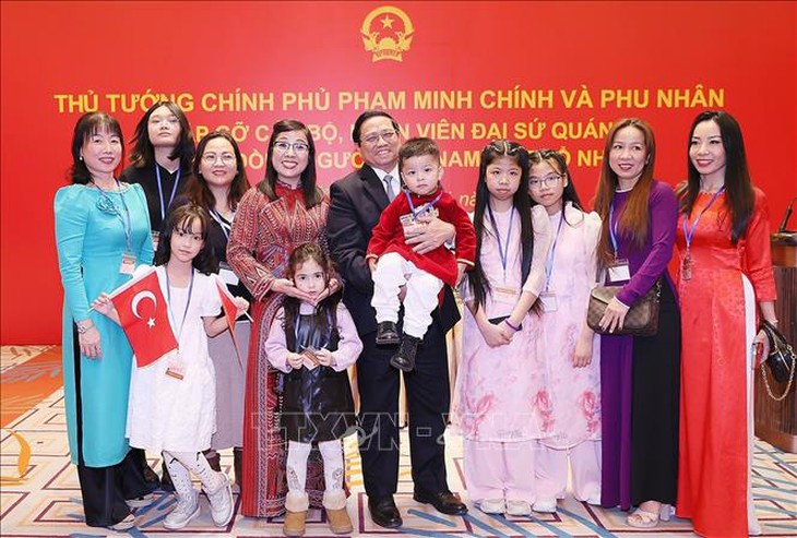 Thủ tướng Phạm Minh Chính gặp gỡ cộng đồng người Việt Nam tại Thổ Nhĩ Kỳ- Ảnh 5. Thủ tướng Phạm Minh Chính gặp gỡ cộng đồng người Việt Nam tại Thổ Nhĩ Kỳ- Ảnh 5.