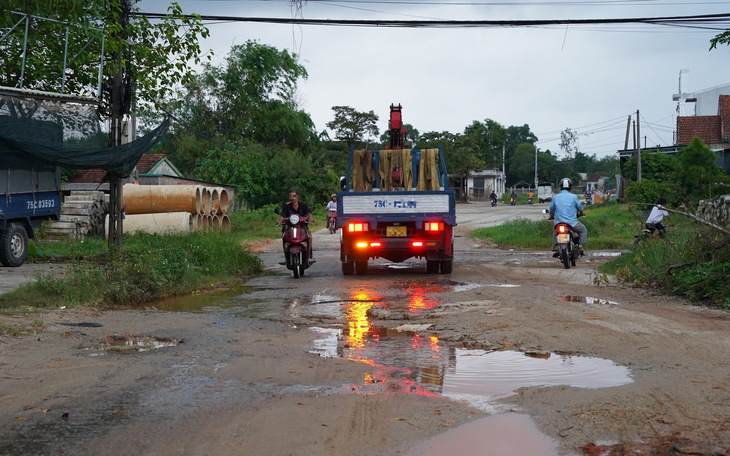 Dân khổ sở vì đường xuống cấp do dự án thi công ì ạch