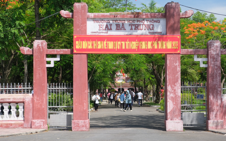 Kỷ luật Hiệu trưởng vụ nữ giáo viên bị đẩy ra khỏi lớp