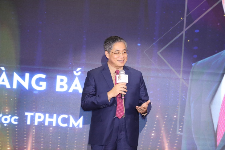 Khi bác sĩ “học nói” để chia sẻ với người bệnh - Ảnh 1. Khi bác sĩ “học nói” để chia sẻ với người bệnh - Ảnh 1.