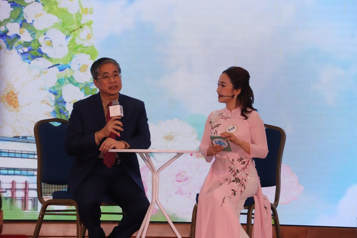 Khi bác sĩ “học nói” để chia sẻ với người bệnh - Ảnh 2. Khi bác sĩ “học nói” để chia sẻ với người bệnh - Ảnh 2.